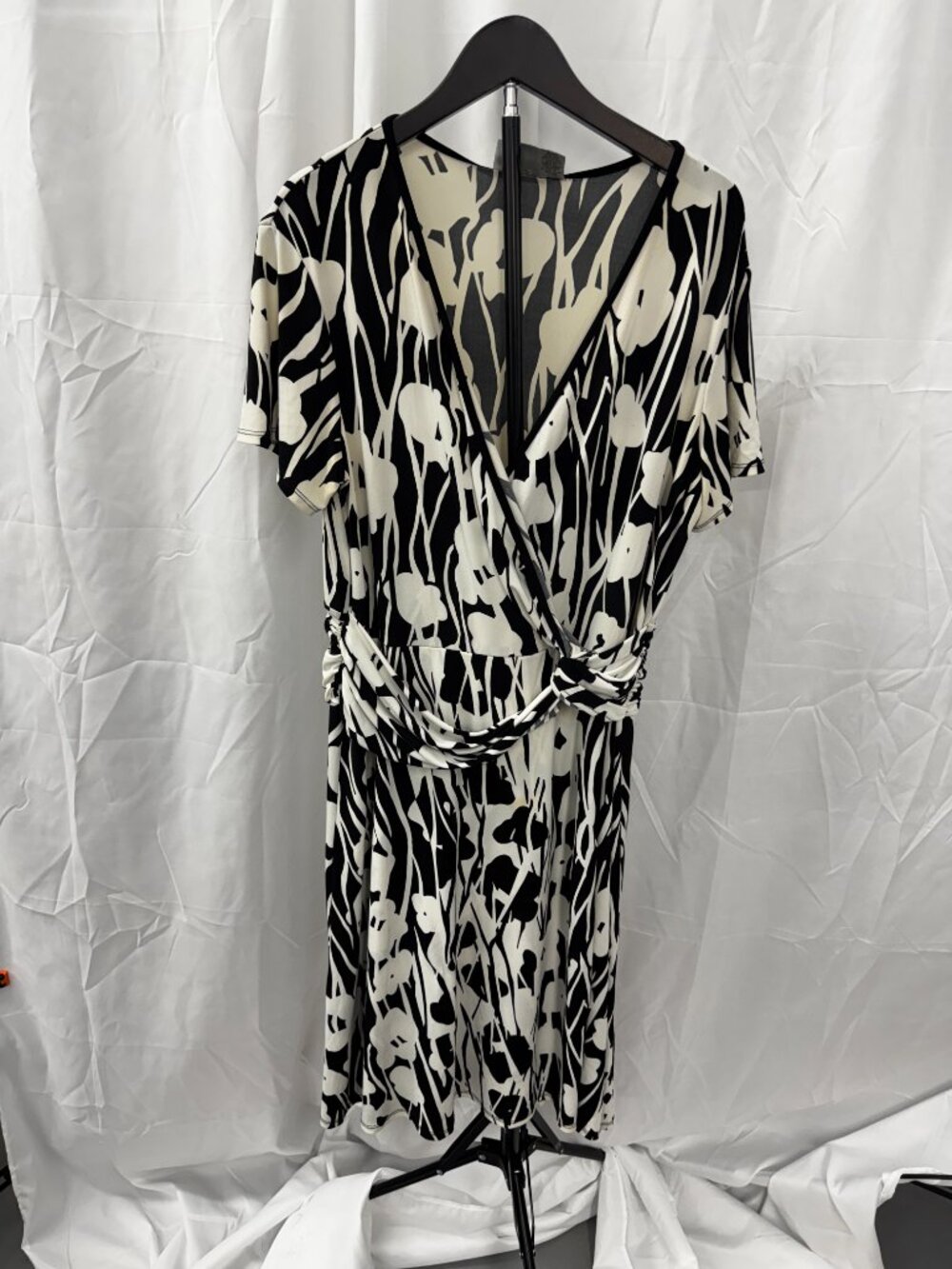 Chicos Black White Abstract Floral Faux Wrap Knee Length Dress Sz L - Picture 2 of 15